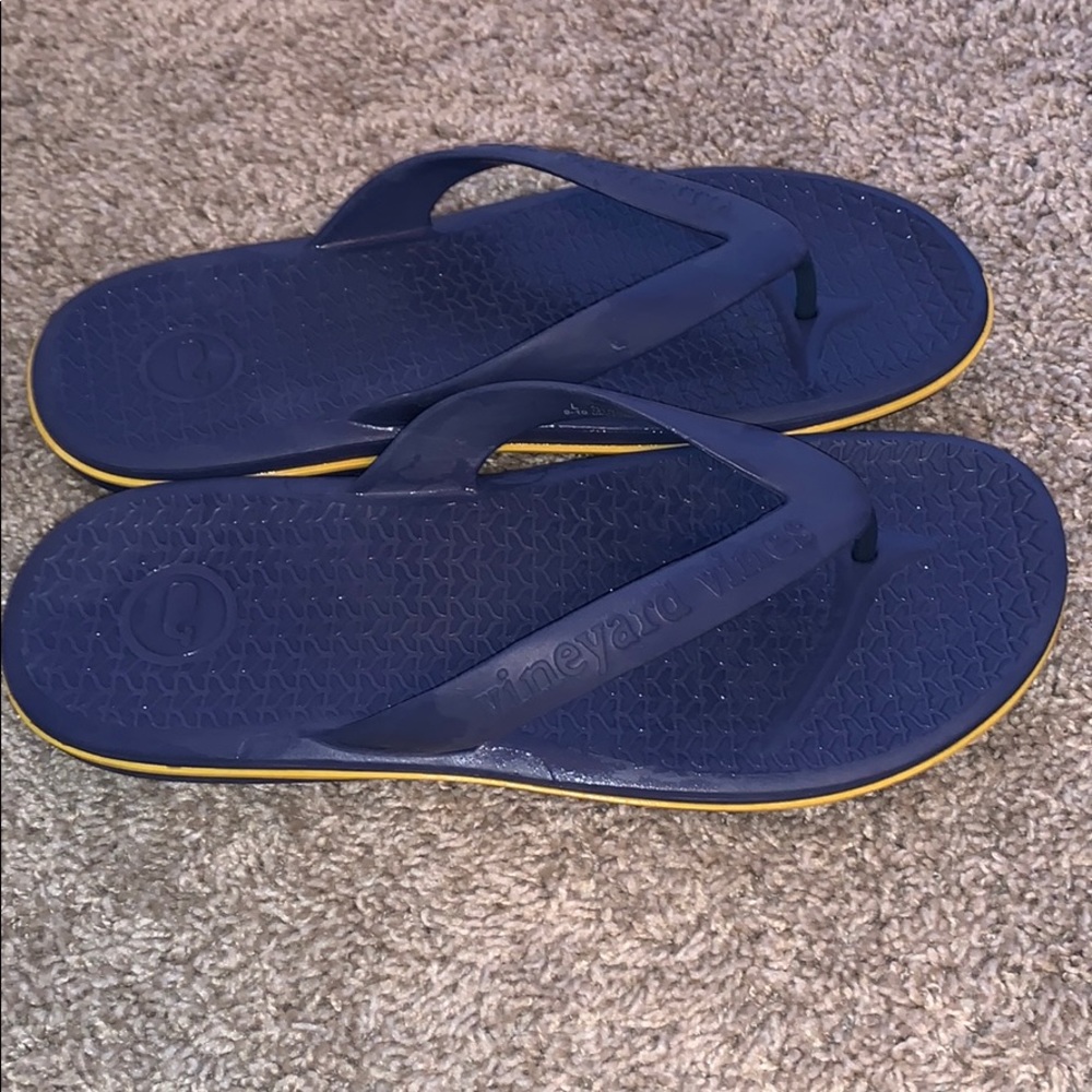 Vineyard vines flip flops size 9-10